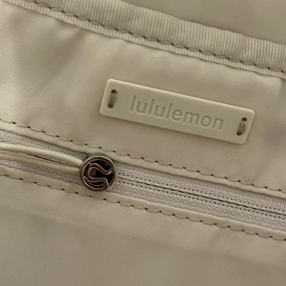 Lululemon Gathered Handle Gym Bag Vol 14 L in Aquila White Opal Multi - Picture 9 of 15